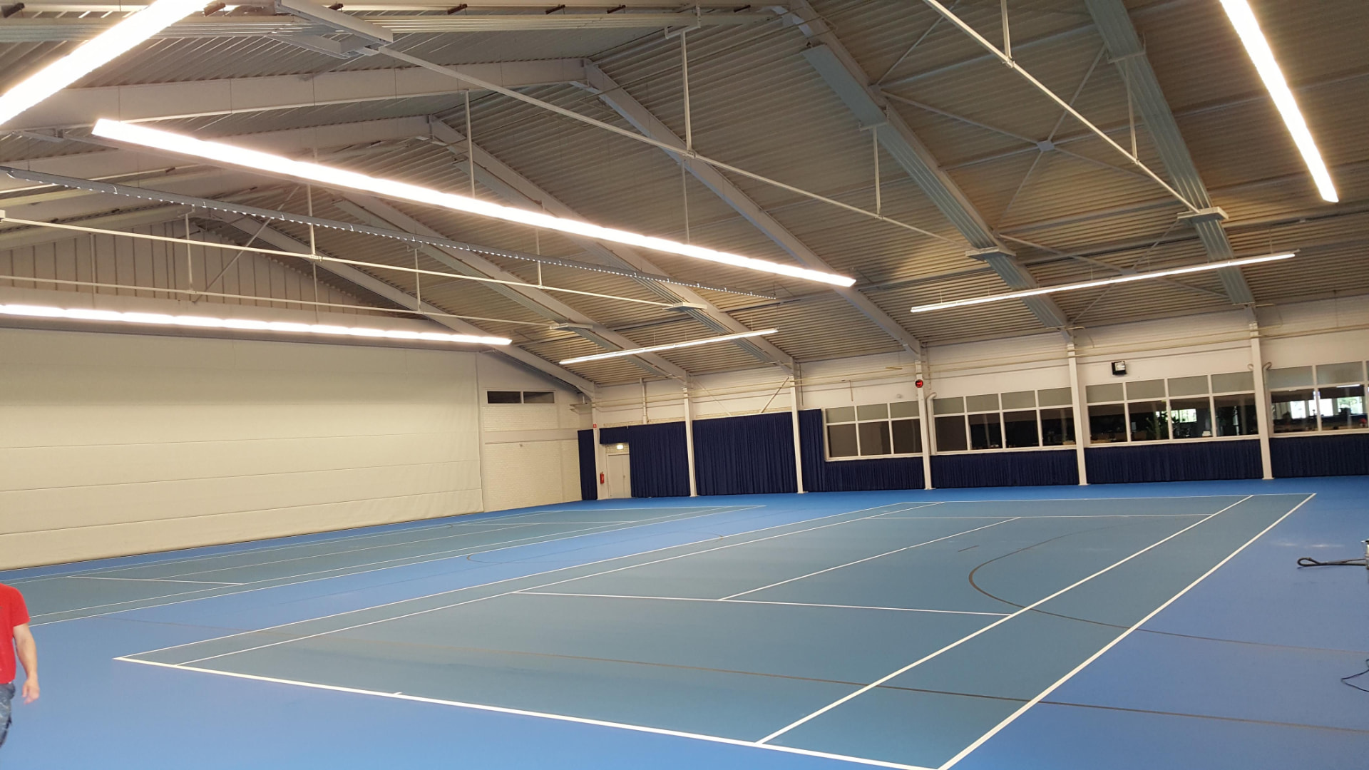 Grote sporthal met banen