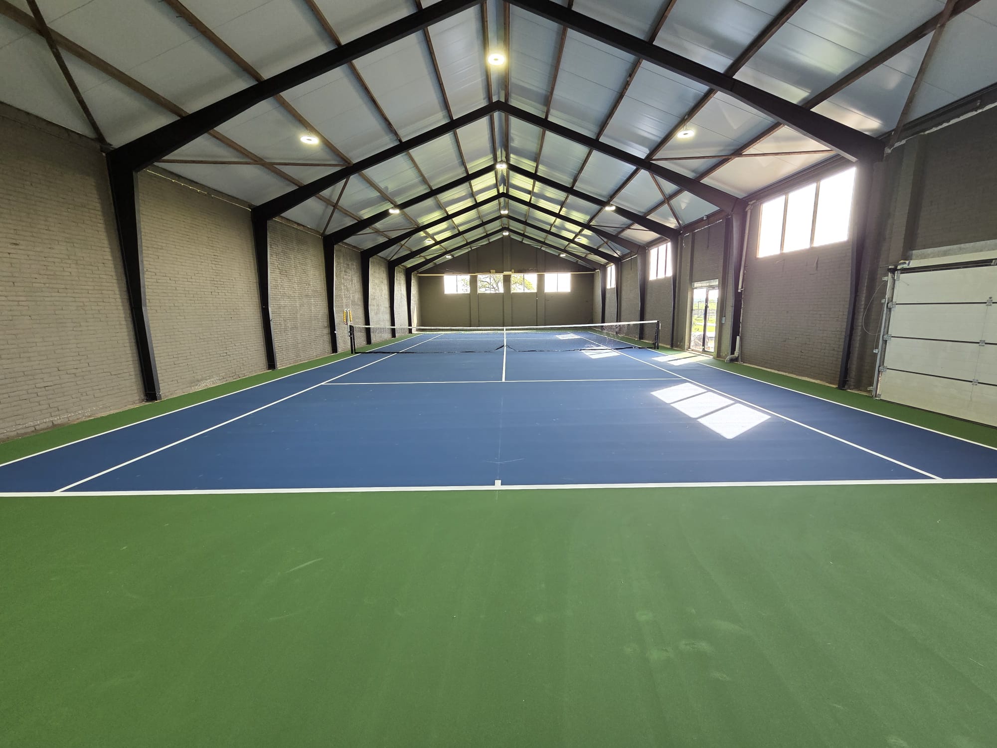 Tennishal met blauwe banen
