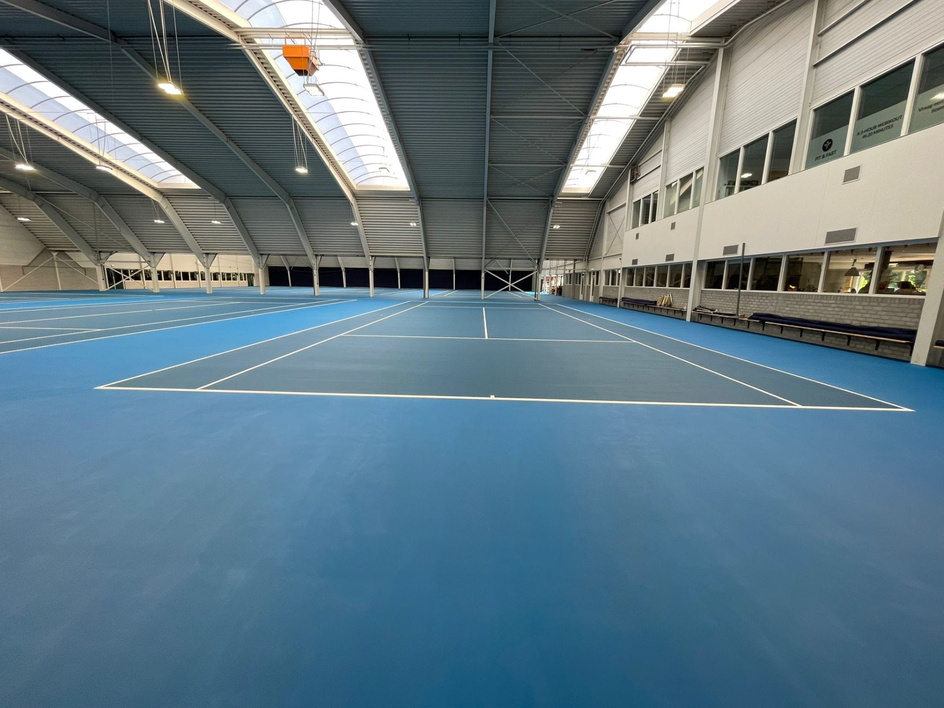 Overdekte tennisbaan